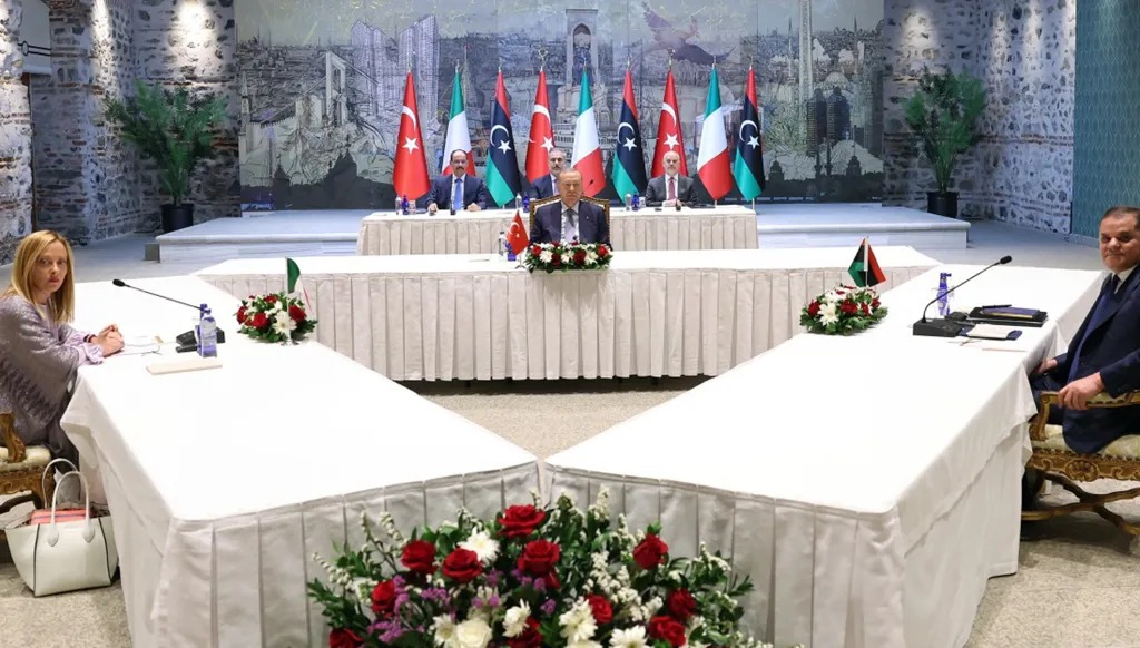 إردوغان والدبيبة وميلوني خلال القمة الثلاثية في إسطنبول. (أ ف ب)