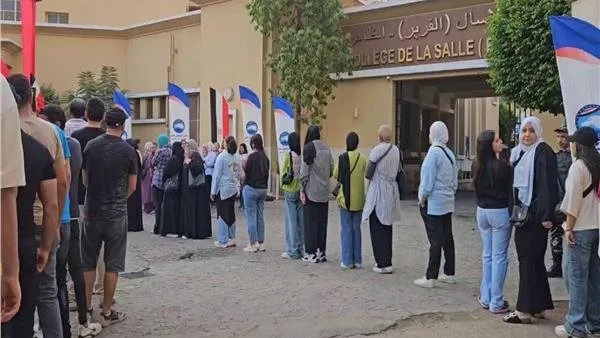 عاجل: تزايد تواجد المواطنين أمام مراكز الاقتراع في القاهرة قبيل انطلاق التصويت في انتخابات «مجلس الشيوخ» عاجل: تزايد تواجد المواطنين أمام مراكز الاقتراع في القاهرة قبيل انطلاق التصويت في انتخابات «مجلس الشيوخ»