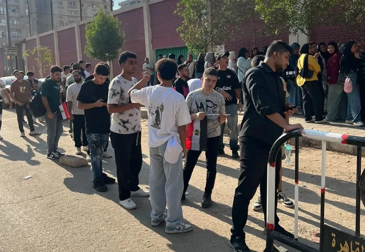 توافد الناخبين إلى مراكز الاقتراع في مدينة نصر مع بداية عمليات التصويت في اليوم الأول من انتخابات مجلس الشيوخ 2025
