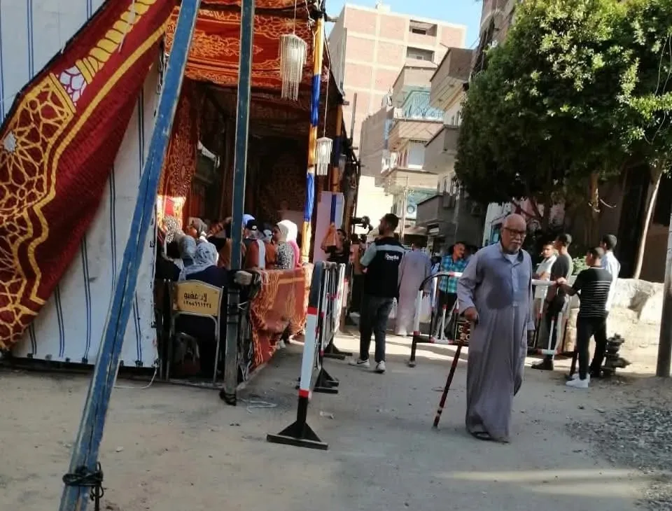 توافد الناخبين من أخميم في سوهاج للمشاركة في انتخابات مجلس الشيوخ