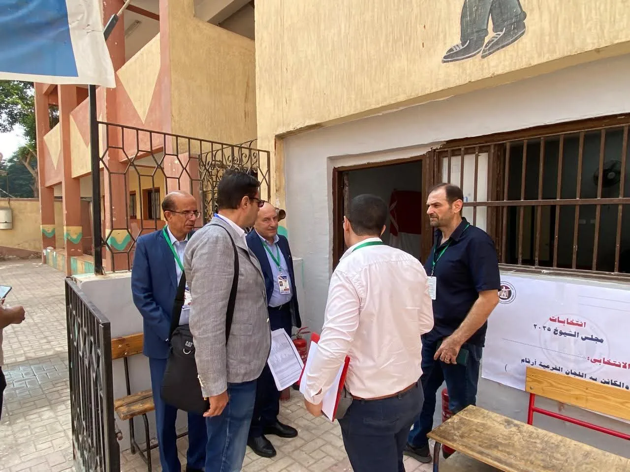 وفد من المنظمة العربية لحقوق الإنسان يراقب العملية الانتخابية في لجنة ميت عقبة وفد من المنظمة العربية لحقوق الإنسان يراقب العملية الانتخابية في لجنة ميت عقبة