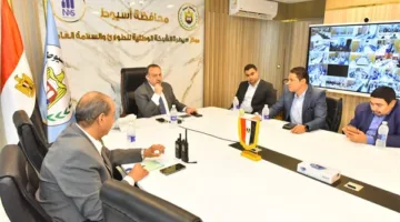 محافظ أسيوط يقود غرفة العمليات المركزية لمتابعة انتخابات مجلس الشيوخ ويدعو المواطنين للمشاركة بنشاط.