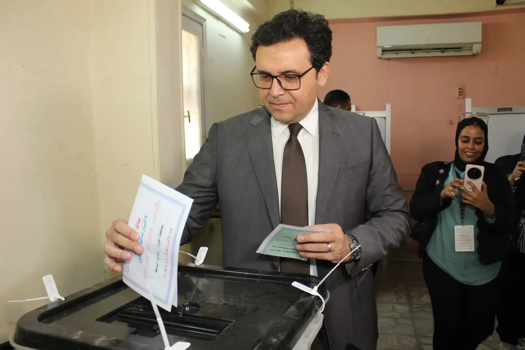 وزير الثقافة أثناء تصويته في انتخابات مجلس الشيوخ: “التصويت مسؤولية وطنية وأساس رئيسي للديمقراطية” وزير الثقافة أثناء تصويته في انتخابات مجلس الشيوخ: “التصويت مسؤولية وطنية وأساس رئيسي للديمقراطية”