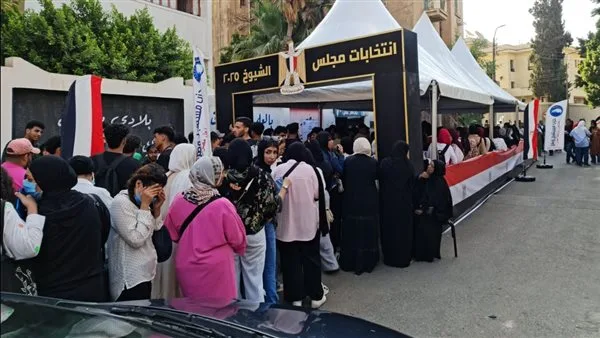 النساء والشباب يتصدرون صفوف الناخبين أمام لجان انتخابات «الشيوخ» في جميع أنحاء البلاد.