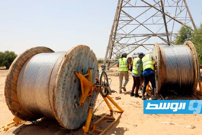 عمال مشروع خط نقل الطاقة غرب طرابلس - التبة، الإثنين 4 أغسطس 2025. (الشركة العامة للكهرباء)