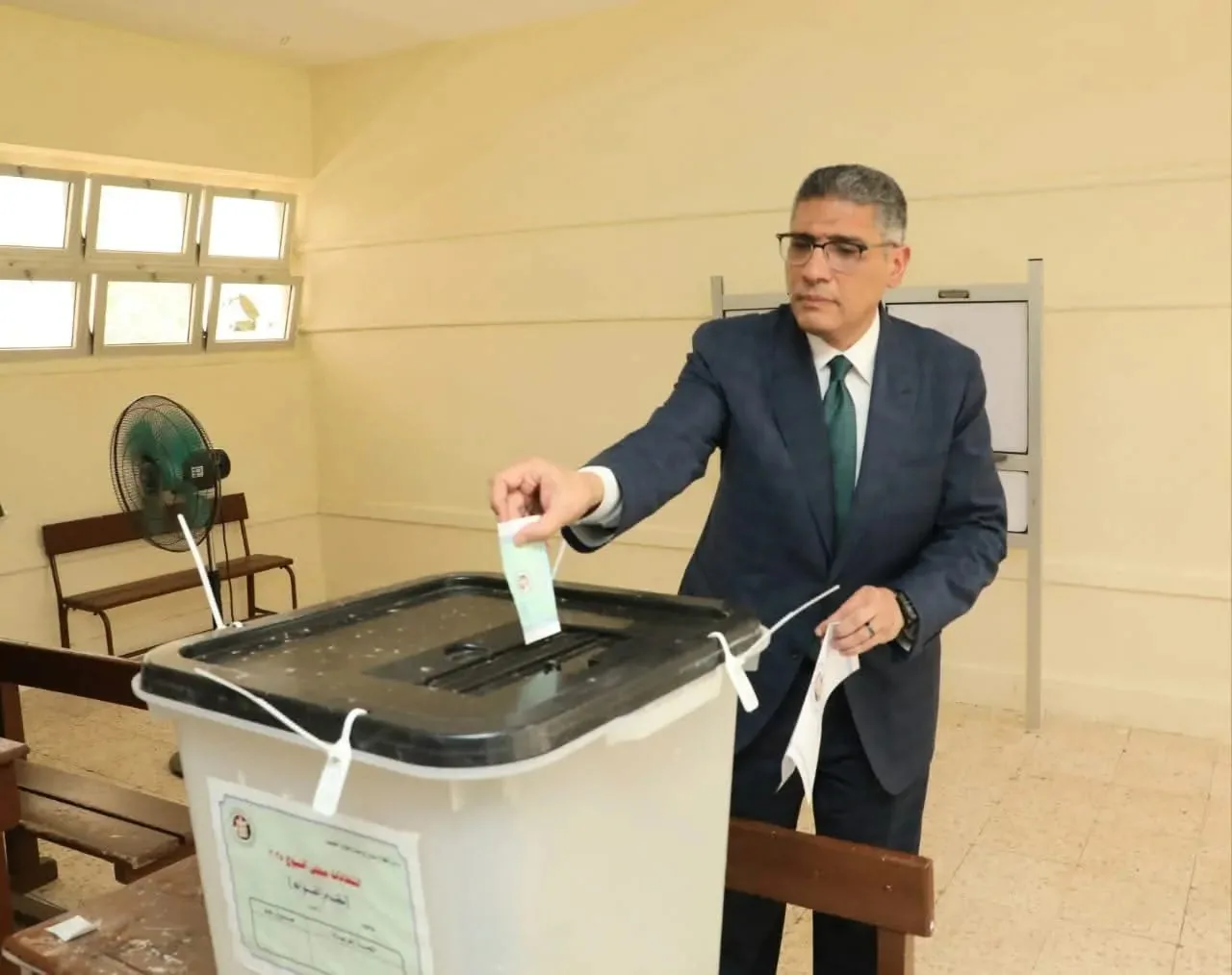 محافظ الجيزة يُشارك في التصويت لانتخابات مجلس الشيوخ 2025 ويحث المواطنين على المشاركة.