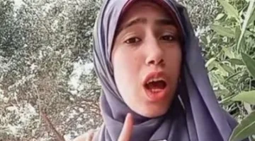 وسط تشديد أمني، وصول التيك توكر علياء قمرون مقيدة الأيدي لاستجوابها من قبل الجهات المختصة