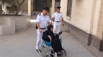 في لحظة إنسانية مؤثرة.. الشرطة تتيح لكبار السن المشاركة في ‘انتخابات الشيوخ’