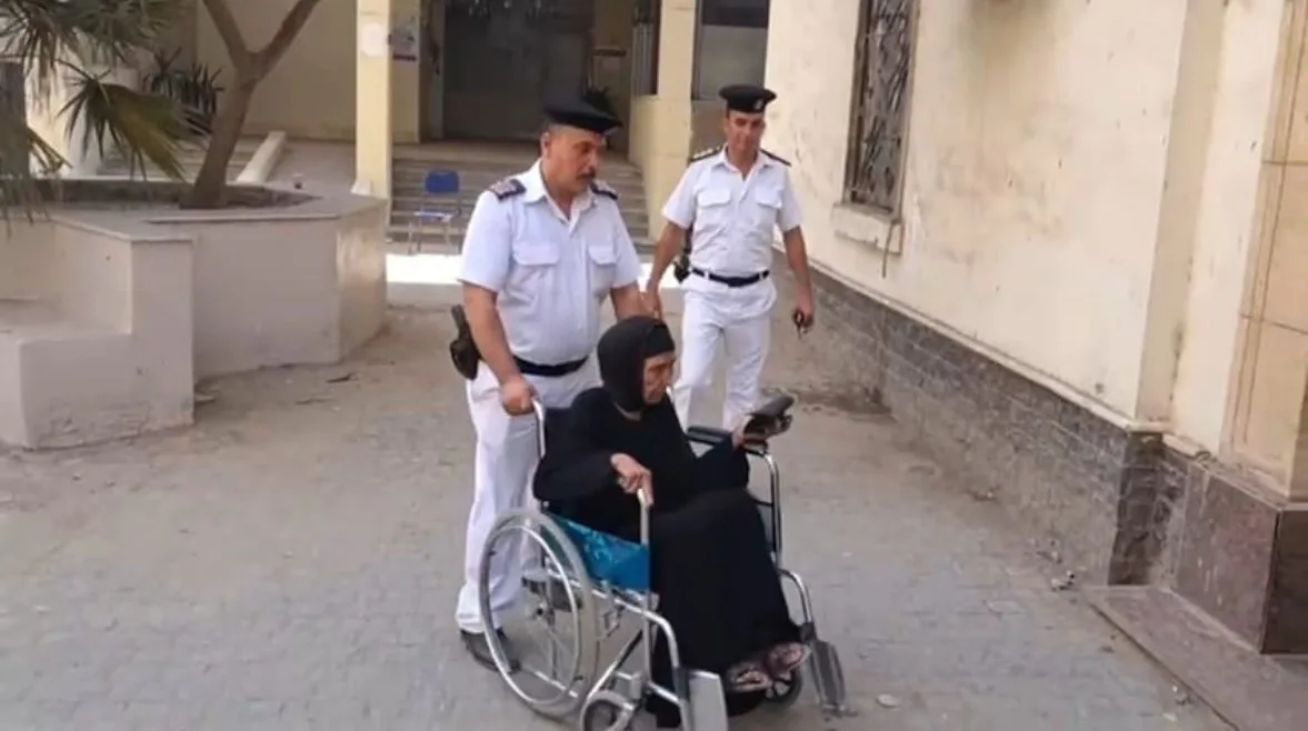 في لحظة إنسانية مؤثرة.. الشرطة تتيح لكبار السن المشاركة في ‘انتخابات الشيوخ’