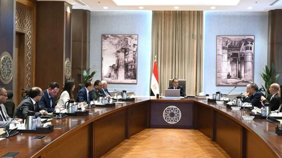 رئيس الوزراء يجتمع بأعضاء اللجنة الاستشارية للشؤون السياسية