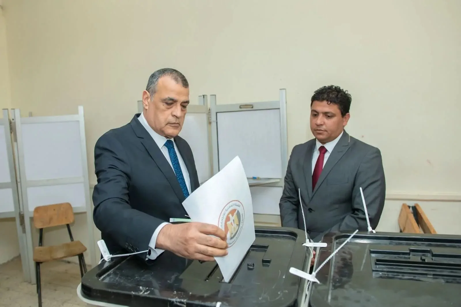 وزير الإنتاج الحربي يُمارس حقه الانتخابي في انتخابات مجلس الشيوخ ويشدد على أهمية التعاون لمتابعة جهود التنمية. وزير الإنتاج الحربي يُمارس حقه الانتخابي في انتخابات مجلس الشيوخ ويشدد على أهمية التعاون لمتابعة جهود التنمية.