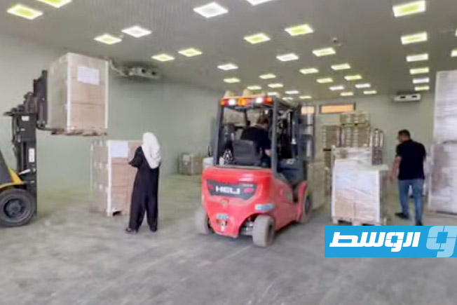 شحنات أدوية قادمة من مالطا واليونان في مخازن جهاز الإمداد الطبي بطرابلس، 5 أغسطس 2025 (لقطة مثبتة من مقطع مصور: جهاز الإمداد الطبي)
