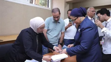 رئيسة “الهيئة الوطنية للمرأة” تصوت في انتخابات مجلس الشيوخ