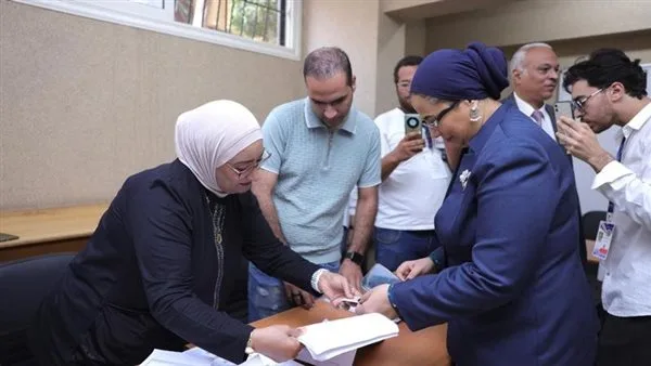 رئيسة “الهيئة الوطنية للمرأة” تصوت في انتخابات مجلس الشيوخ
