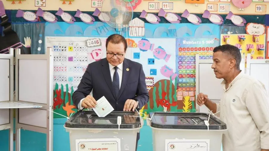 رئيس الهيئة العامة للاعتماد والرقابة الصحية يشارك في التصويت لانتخابات مجلس الشيوخ 2025.