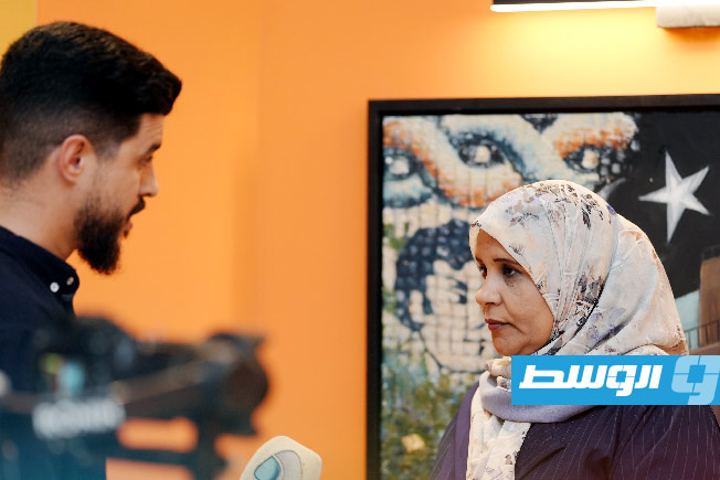 وزيرة الثقافة فى لقاء صحفي بداخل المعرض (فيسبوك)