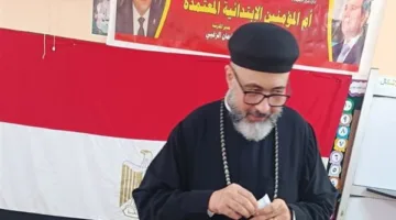 كهنة مطرانية بورسعيد يشاركون في انتخابات مجلس الشيوخ.
