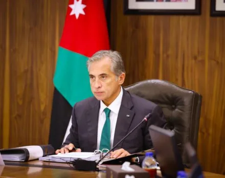 اقتراحات لإنشاء “مجلس أعلى للإعلام”: الأردن يشهد أول تعديل في “حكومة حسان” وسط استحقاقات جديدة.. 9 حقائب تحت المراجعة ومغادرة مؤكدة لـ 6 وزراء منهم المسؤول عن “الاستثمار” للحد من التوترات في المجال الاقتصادي. اقتراحات لإنشاء “مجلس أعلى للإعلام”: الأردن يشهد أول تعديل في “حكومة حسان” وسط استحقاقات جديدة.. 9 حقائب تحت المراجعة ومغادرة مؤكدة لـ 6 وزراء منهم المسؤول عن “الاستثمار” للحد من التوترات في المجال الاقتصادي.
