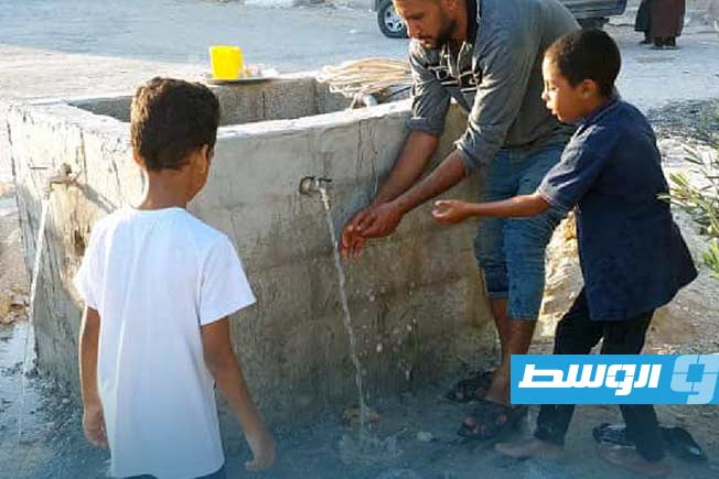 بئر مياه جوفيه في مدينة أجدابيا جرى إنشاؤه بمبادرة تطوعية، الثلاثاء 5 أغسطس 2025 (وال)