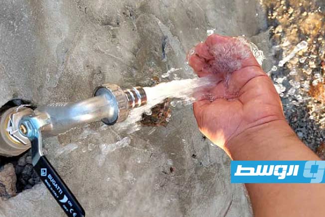 بئر مياه جوفيه في مدينة أجدابيا جرى إنشاؤه بمبادرة تطوعية، الثلاثاء 5 أغسطس 2025 (وال)