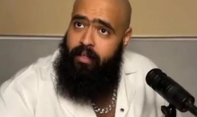 «رفيق الخير مصفّى».. عمرو سلامة يؤازر البلوجر محمد عبد العاطي عقب اعتقاله