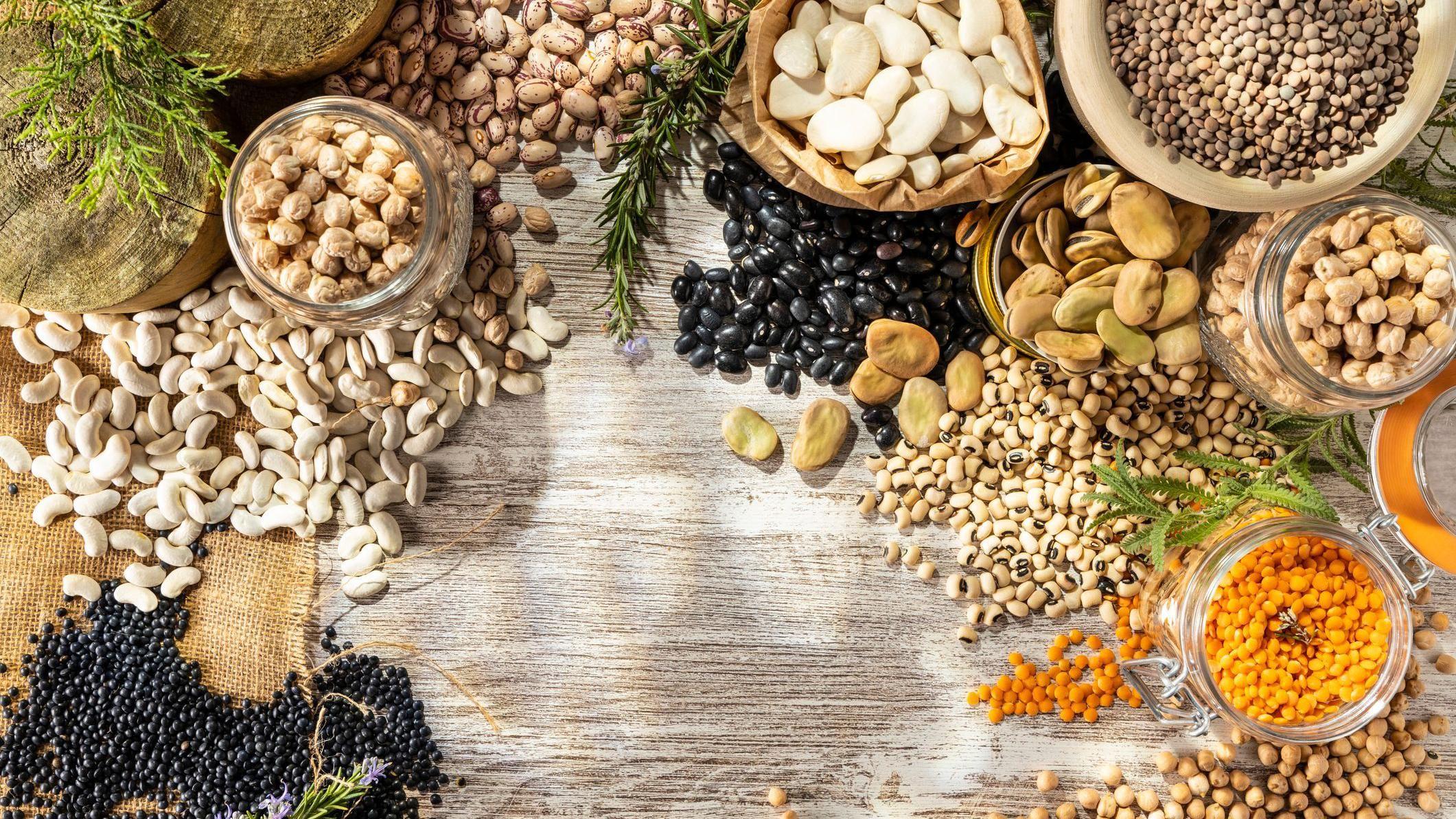 بقوليات مختلفة متناثرة على الطاولة