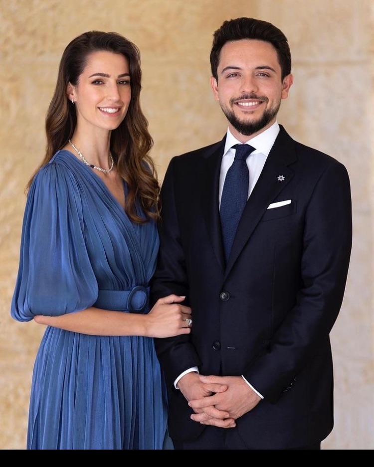 الصورة الرسمية لخطوبة الاميرة رجوة والامير الحسين  (انستغرام)