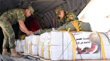 بتعليمات من السيسي.. 12 طائرة حربية تُلقي المساعدات الغذائية على سكان غزة