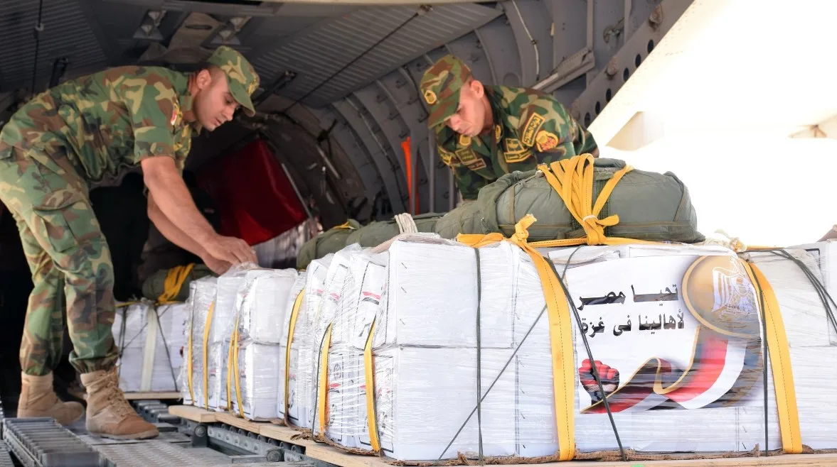بتعليمات من السيسي.. 12 طائرة حربية تُلقي المساعدات الغذائية على سكان غزة