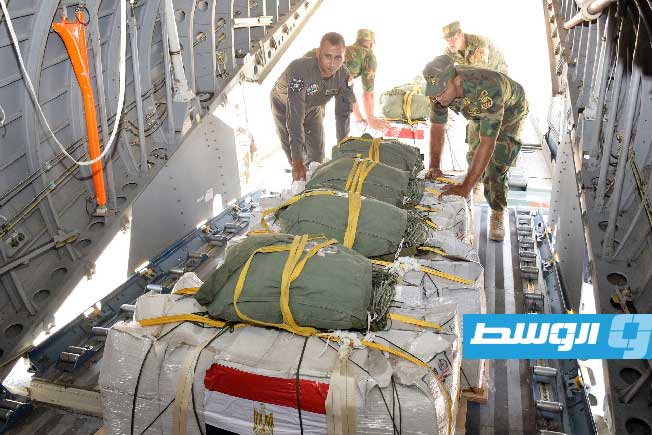 إسقاط كميات كبيرة من المساعدات الغذائية المصرية جوا على المناطق التى يصعب الوصول إليها براً بقطاع غزة. (الإنترنت)