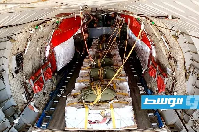 12 طائرة عسكرية مصرية تلقي معونات إنسانية في قطاع غزة (صور)