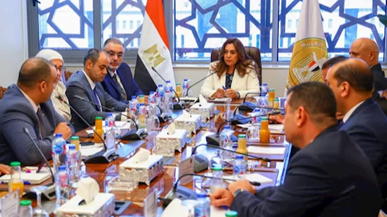 وزيرة التنمية المحلية تستقبل فريقًا من شركة إزري العالمية وزيرة التنمية المحلية تستقبل فريقًا من شركة إزري العالمية