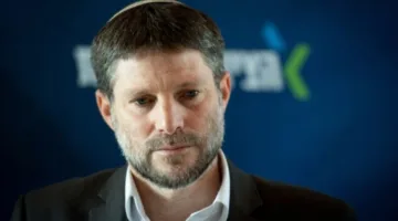 سموتريتش يعترف بأنه يسعى لتمويل المساعدات لسكان غزة لاستمرار القتال: “لا يهمني الغزيون، ما يهمني هو القضاء على حماس”