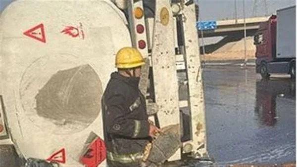 انقلاب شاحنة محملة بـ35 طن من الجاز على طريق السويس الصحراوي