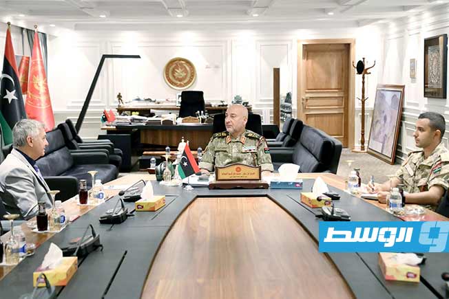 لقاء الحداد مع سفير صربيا لدى ليبيا دراقان تودوروفيتش، الأربعاء 7 أغسطس 2025. (رئاسة الأركان العامة)