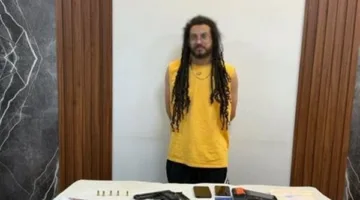 إلقاء القبض على صانع محتوى بسبب نشره فيديوهات تتعارض مع القيم الأسرية، ووجود سلاح ومواد مخدرة بحوزته.