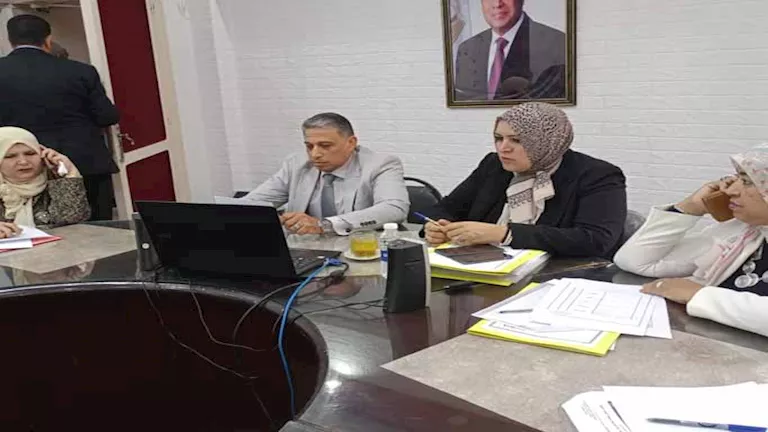 وكيل وزارة التربية والتعليم في الجيزة يراقب تقدم امتحانات الدور الثاني للشهادة الإعدادية