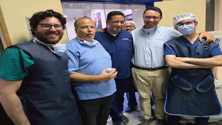 فريق طبي من جامعة القاهرة ينفذ أول عملية من نوعها لاستبدال الصمام الأورطي باستخدام تقنية مبتكرة.