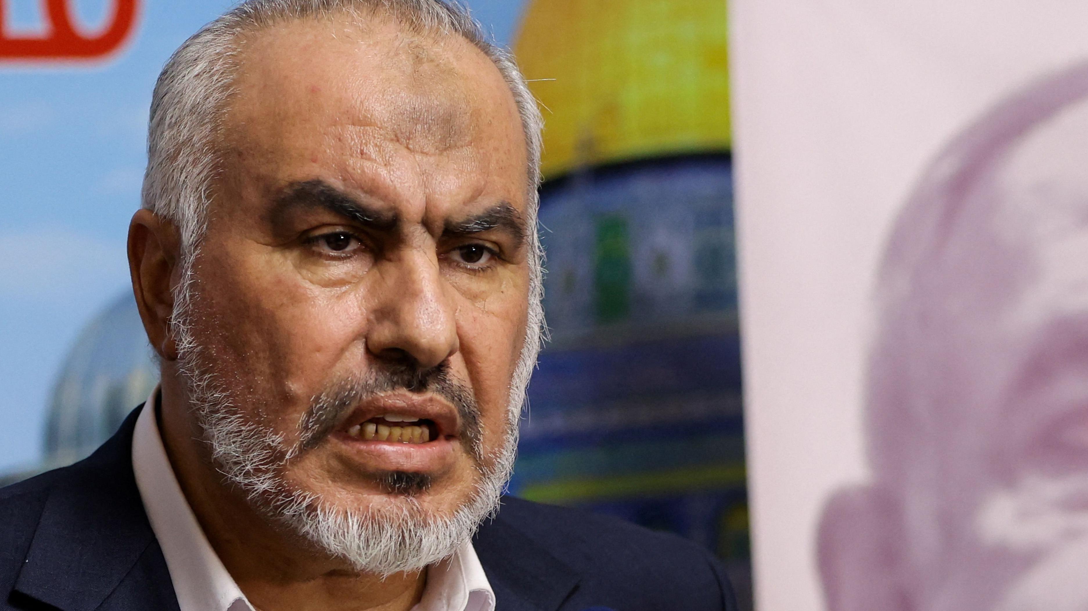 عضو المكتب السياسي لحركة حماس غازي حمد يلقي كلمة حول الصراع المستمر بين إسرائيل وحماس، بجوار صورة مشوهة لرئيس الوزراء الإسرائيلي بنيامين نتنياهو، خلال مؤتمر صحفي في بيروت، لبنان، 28 أكتوبر/تشرين الأول 2023