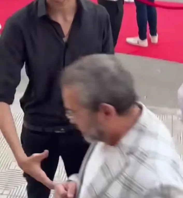 أحمد عبد العزيز يجيب على الانتقادات بعد عدم مصافحته لأحد المعجبين أحمد عبد العزيز يجيب على الانتقادات بعد عدم مصافحته لأحد المعجبين