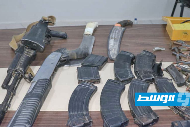 أسلحة جرى ضبطها خلال مداهمة مقر المتهمين بسرقة أسلاك الكهرباء في الواحات، 9 أغسطس 2025. (أمن الواحات)