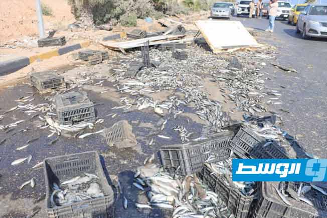 أسماك متناثرة في موقع حادث تصادم بالقرب من مطار معيتيقة، 9 أغسطس 2025. (أمن طرابلس)