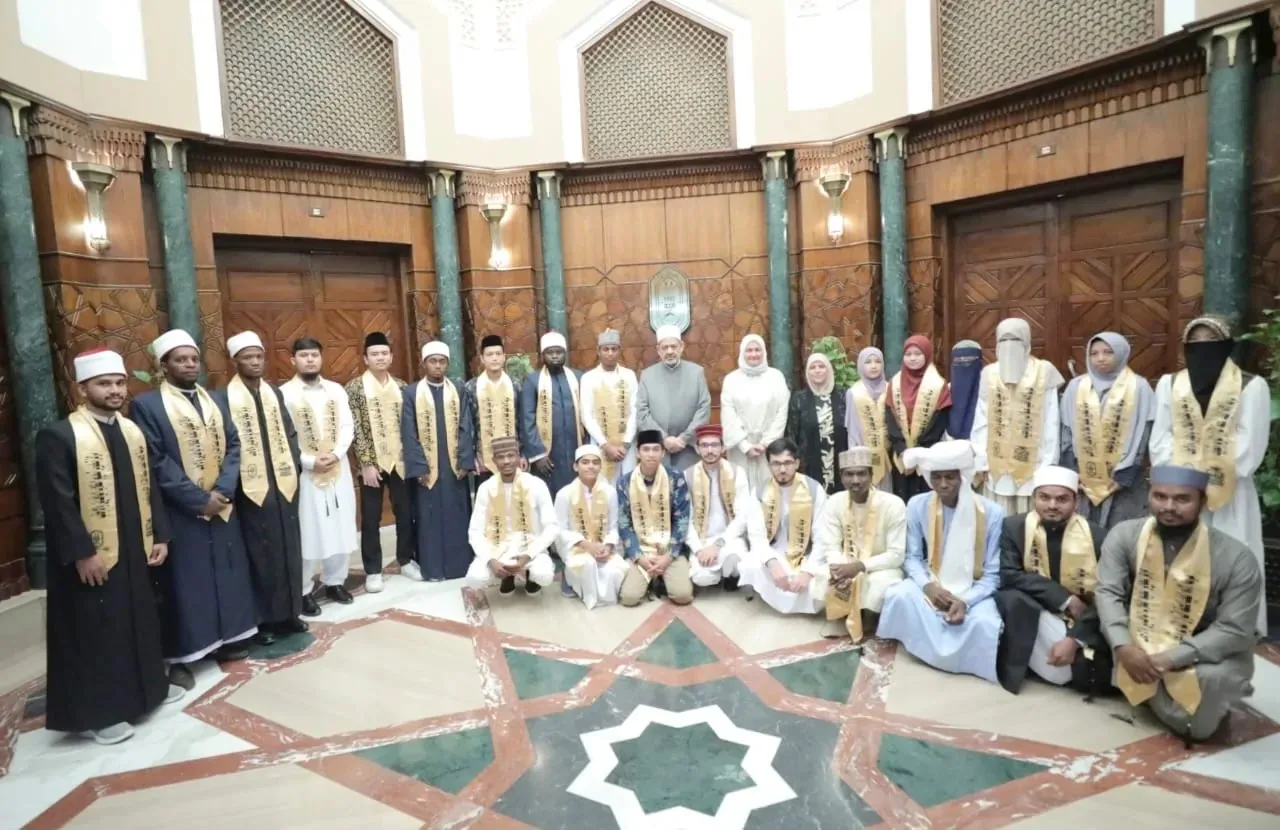 شيخ الأزهر يزور طلاب مدرسة “الإمام الطيب” ويتذكر أيامه في حفظ القرآن في كُتَّاب القرية شيخ الأزهر يزور طلاب مدرسة “الإمام الطيب” ويتذكر أيامه في حفظ القرآن في كُتَّاب القرية