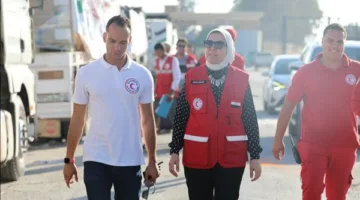 المديرة التنفيذية للهلال الأحمر تراجع الأنشطة في المراكز اللوجستية للجمعية بالعريش