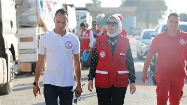 المديرة التنفيذية للهلال الأحمر تراجع الأنشطة في المراكز اللوجستية للجمعية بالعريش