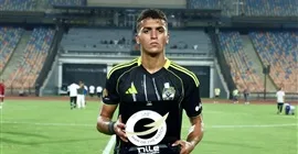 ياسين مرعي يفوز بجائزة أفضل لاعب في مباراة الأهلي أمام مودرن.