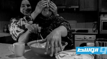 «ملح في عينيها»: فيلم وثائقي يكشف عن جوانب مظلمة في حياة والديها المكفوفين.