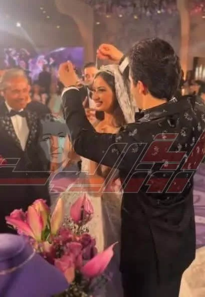 ساعة بقيمة مليون وبدلة ماسية: زفاف “ابن الدكروري” يحظى بترند واسع على وسائل التواصل الاجتماعي ويثير إعجاب العالم ساعة بقيمة مليون وبدلة ماسية: زفاف “ابن الدكروري” يحظى بترند واسع على وسائل التواصل الاجتماعي ويثير إعجاب العالم