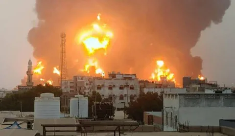 الجيش الإسرائيلي يقصف محطة الكهرباء المركزية “حزيز” جنوبي صنعاء مما يؤدي إلى خروجها عن الخدمة بعد اندلاع النيران فيها. الجيش الإسرائيلي يقصف محطة الكهرباء المركزية “حزيز” جنوبي صنعاء مما يؤدي إلى خروجها عن الخدمة بعد اندلاع النيران فيها.