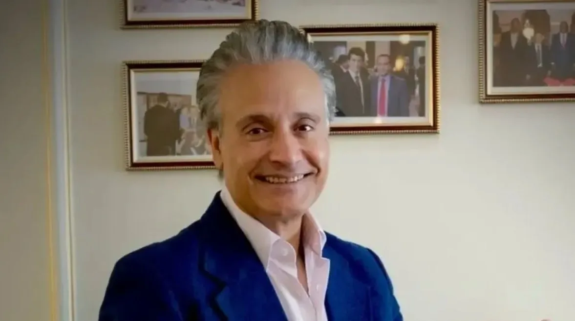 بدلة من الألماس وساعة قيمتها مليون دولار في حفل زفاف ابنه.. من هو الثري علي الدكروري؟ بدلة من الألماس وساعة قيمتها مليون دولار في حفل زفاف ابنه.. من هو الثري علي الدكروري؟